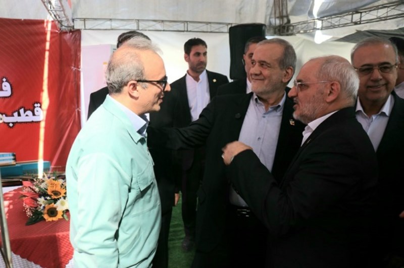 بازدید رئیس‌ جمهور از غرفه فولاد هرمزگان در نهمین سفر استانی