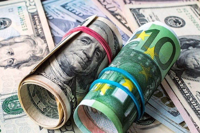 امروز در بازار ارز تجاری؛ قیمت دلار صعودی و یورو نزولی شد