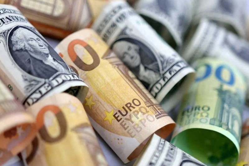ریزش قیمتها در بازار ارز تجاری؛ دلار و یورو چقدر ارزان شدند؟