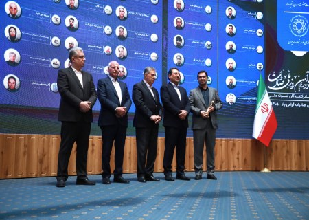 تکرار افتخار صادراتی فولاد هرمزگان؛ تندیس صادرکننده برتر به مدیرعامل رسید
