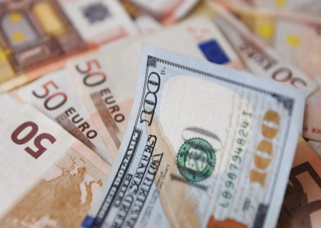 صعود قیمت دلار در بازار ارز تجاری؛ یورو ارزان شد