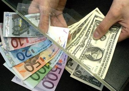ثبات قیمت دلار در بازار ارز تجاری؛ یورو در مدار ریزش