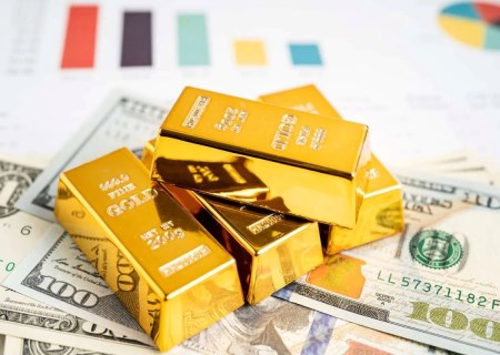 قیمت طلا و سکه دوباره در مسیر نزولی؛ نرخ دلار کی صعود می‌کند؟